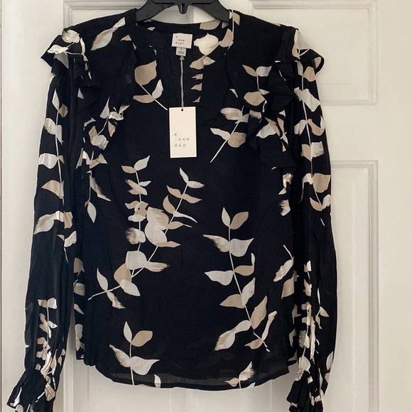 A new day size small black floral ruffle top nwt - Picture 2 of 4